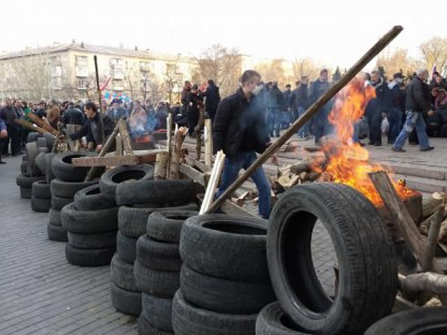 Під ОДА у Донецьку сепаратисти розпалили багаття