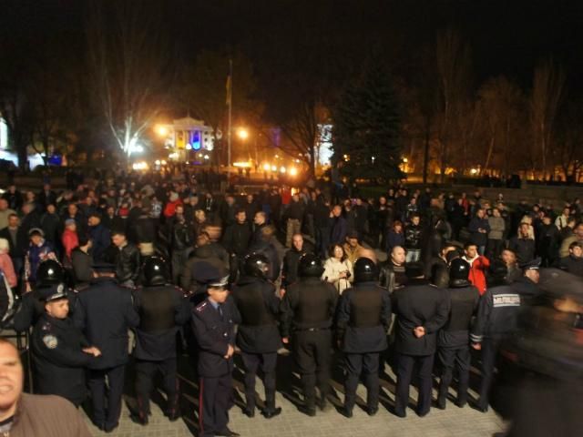 В Николаеве правоохранители тремя границами защищают ОГА от штурма (Фото)