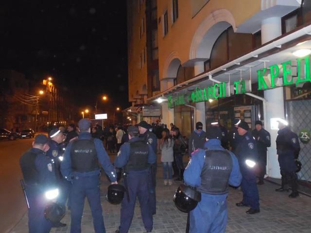 Сепаратисти у Харкові захопили і розгромили офіс одного з місцевих телеканалів (Фото) Сепаратисти у Харкові захопили і розгромили офіс одного з місцевих телеканалів (Фото)