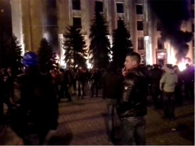 Прямая трансляция. В Харькове горит ОГА Прямая трансляция. В Харькове горит ОГА