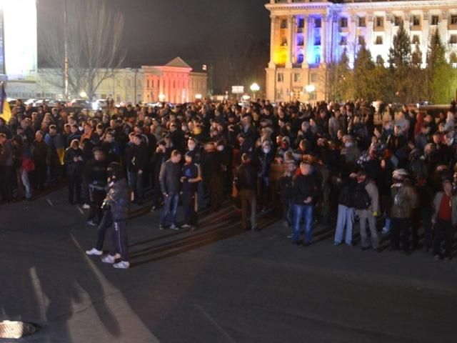 У Миколаєві сутички між сепаратистами і майданівцями: лунають постріли (Фото)