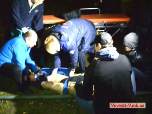 Сутички в Миколаєві: у хід ішли кийки, бити та травматична зброя (Відео) Сутички в Миколаєві: у хід ішли кийки, бити та травматична зброя (Відео)