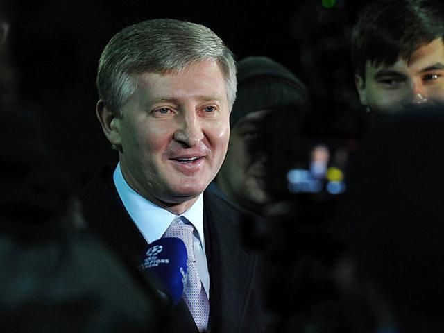 Ахметов вийшов заспокоїти протестувальників у Донецьку Ахметов вийшов заспокоїти протестувальників у Донецьку