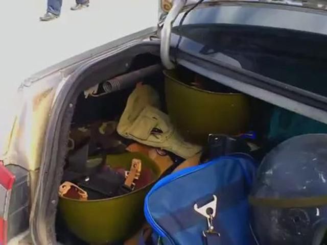 В Луганске задержали неизвестного с арсеналом оружия В Луганске задержали неизвестного с арсеналом оружия