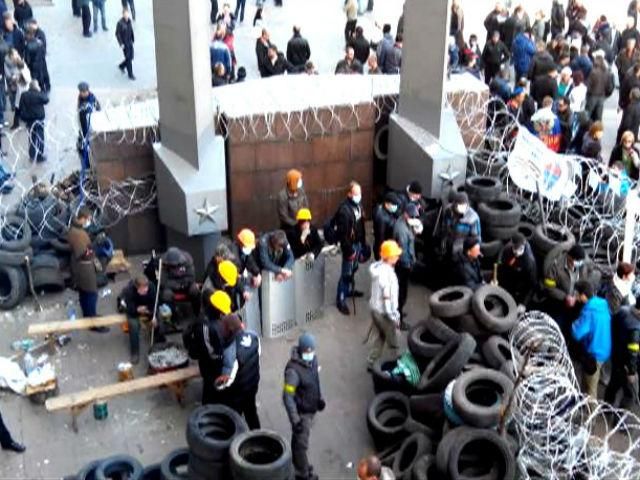 Сепаратисти продовжують перебувати в приміщенні Донецької ОДА Сепаратисти продовжують перебувати в приміщенні Донецької ОДА