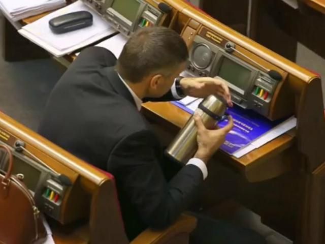 Депутатам не хватает времени на обеденный перерыв (Видео)