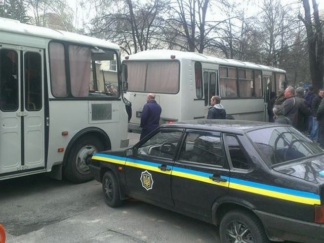 Сепаратисти у Харкові з битами і камінням напали на міліціонерів (Відео, Фото) Сепаратисти у Харкові з битами і камінням напали на міліціонерів (Відео, Фото)