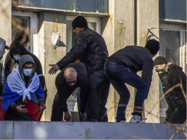 Сепаратисты боятся штурма и укрепляют баррикады возле здания СБУ в Луганске