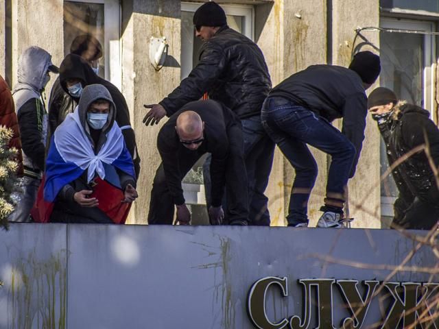 Луганські сепаратисти замінували будівлю СБУ і утримують 60 заручників Луганські сепаратисти замінували будівлю СБУ і утримують 60 заручників