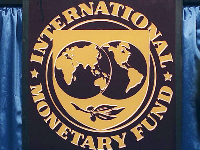 Українська економіка переживає серйозний спад через тиск Росії, — МВФ
