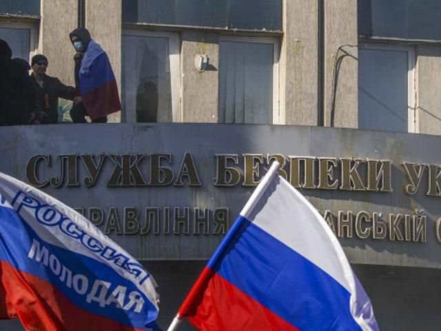 Из здания СБУ в Луганске вышло еще 5 невооруженных людей Из здания СБУ в Луганске вышло еще 5 невооруженных людей