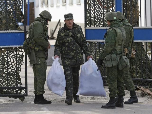 Из Крыма на материковую Украину выведено 2,5 тыс. военных и 2 сотни техники