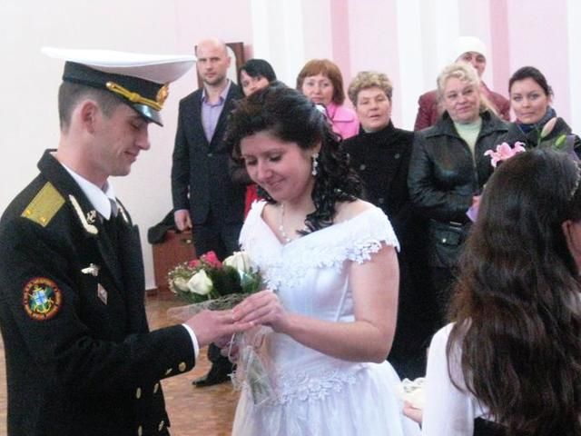 Одразу чотири військовослужбовці, передислоковані з окупованого Криму, одружилися (Фото) Одразу чотири військовослужбовці, передислоковані з окупованого Криму, одружилися (Фото)