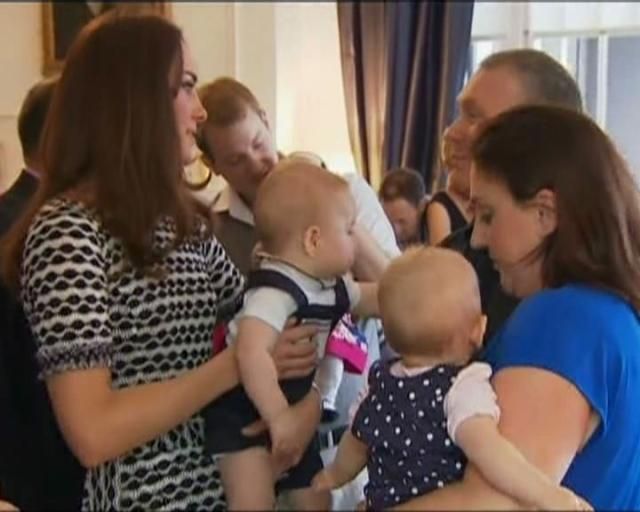 Вільям та Кейт зі своїм первістком відвідали "батьківські збори" Вільям та Кейт зі своїм первістком відвідали "батьківські збори"