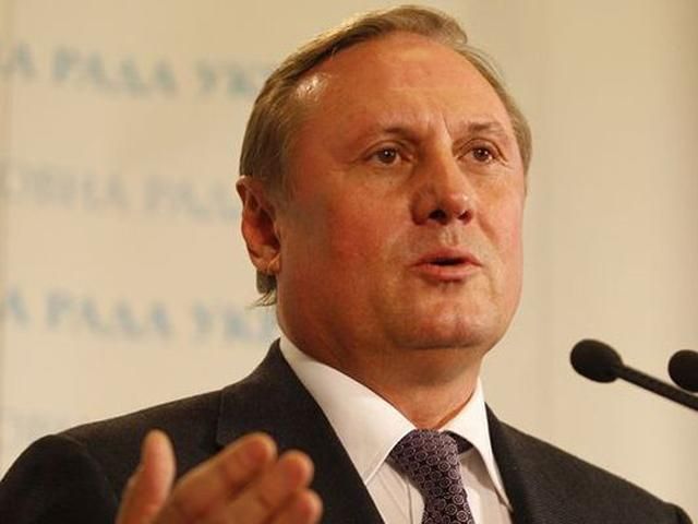 Партія регіонів намагається стримувати мітингувальників на сході від радикальних дій, — Єфремов Партія регіонів намагається стримувати мітингувальників на сході від радикальних дій, — Єфремов