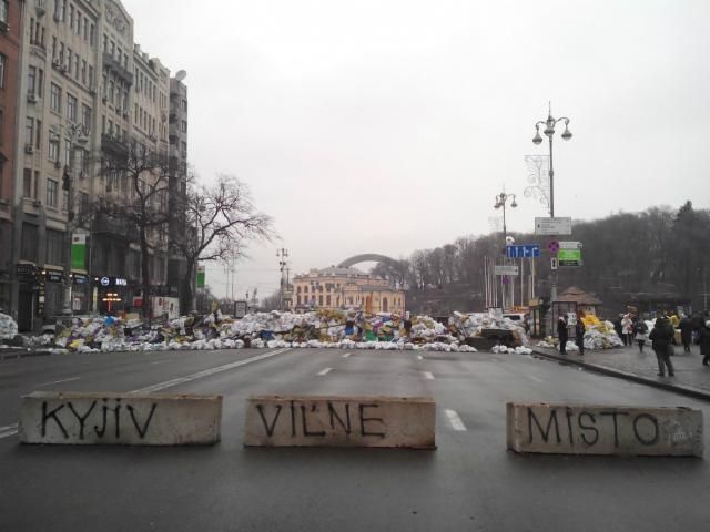 На Майдане убирают и перестраивают баррикады