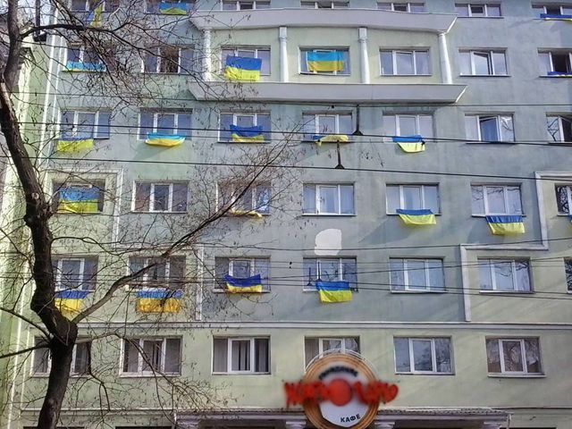 Одесские студенты завесили здание общежития украинскими флагами (Фото) Одесские студенты завесили здание общежития украинскими флагами (Фото)