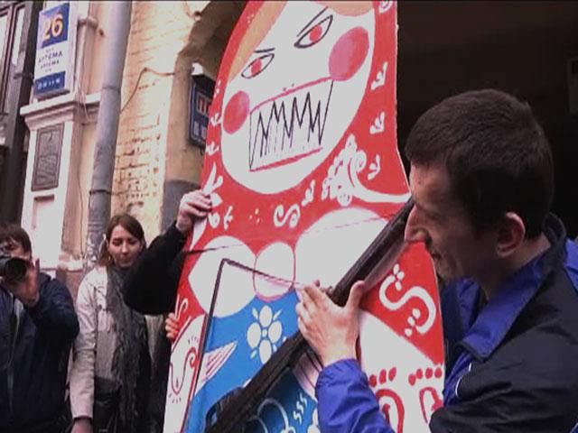 Активисты протестуют против маркировки товаров РФ украинскими штрих-кодами