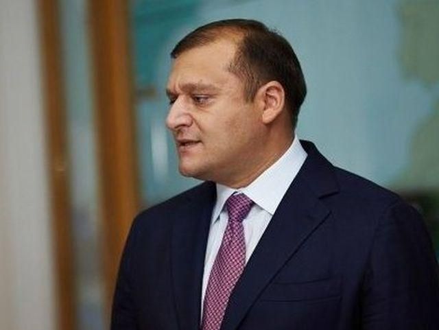 У Луганську Добкіна принизили, закидали презервативами і побили (Відео) У Луганську Добкіна принизили, закидали презервативами і побили (Відео)