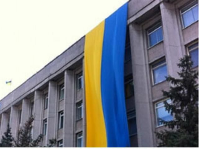 Херсонську міськраду прикрашає велетенський прапор України (Фото)