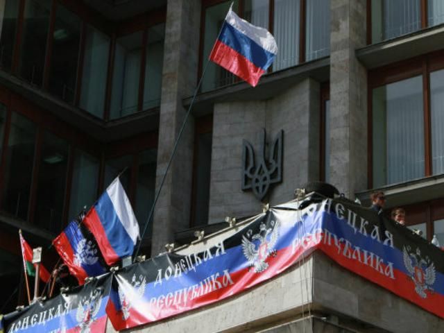 В Донецке сепаратисты блокируют автобусы возле областного военкомата В Донецке сепаратисты блокируют автобусы возле областного военкомата