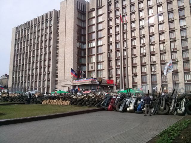 Сепаратисты в Донецке укрепляют баррикады (Фото)