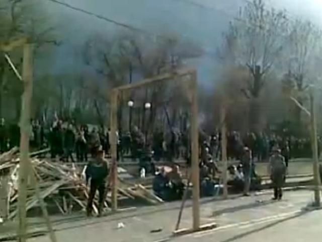 У Луганську сепаратисти набудували шибениць для "бандерівців" (Відео) У Луганську сепаратисти набудували шибениць для "бандерівців" (Відео)