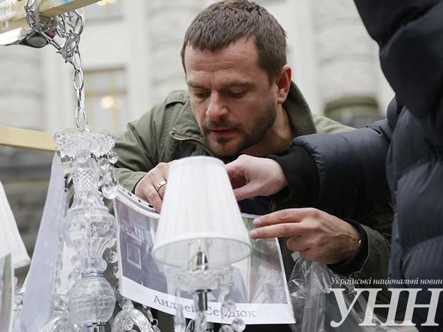 Під Кабміном вимагають люстрації: Яценюку подарували люстру (Фото) Під Кабміном вимагають люстрації: Яценюку подарували люстру (Фото)