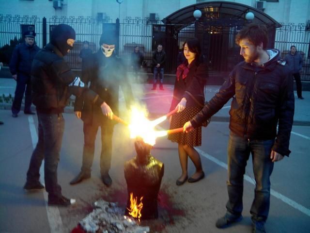 Біля посольства Росії у Києві облили кров'ю і спалили "Путіна" (Фото. Відео) Біля посольства Росії у Києві облили кров'ю і спалили "Путіна" (Фото. Відео)