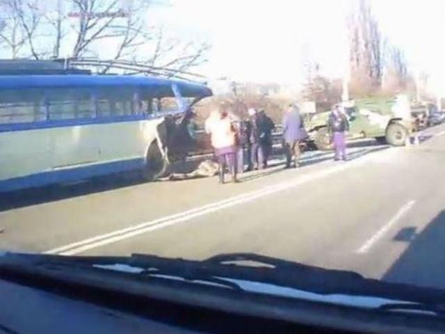 Недалеко от Симферополя российский "Тигр" врезался в троллейбус Недалеко от Симферополя российский "Тигр" врезался в троллейбус