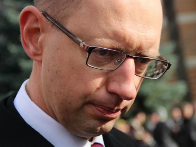 Через економічні труднощі немає коштів на армію, — Яценюк Через економічні труднощі немає коштів на армію, — Яценюк