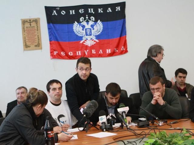 Донецькі сепаратисти обирають своїх міністрів і хочуть налагодити контакти з ООН (Відео) Донецькі сепаратисти обирають своїх міністрів і хочуть налагодити контакти з ООН (Відео)