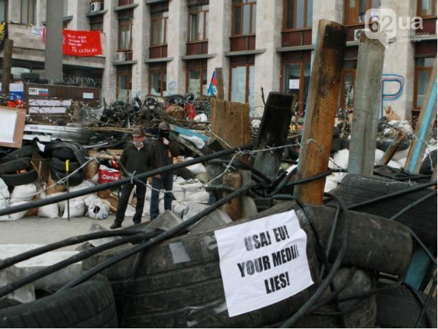 Під Донецькою ОДА укріплюють барикади та показують російські канали (Фото)