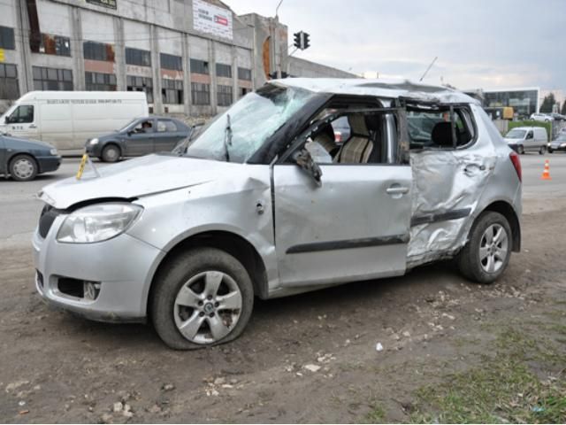 В Тернополе авто протаранил 2 светофоры. Один человек погиб (Фото)