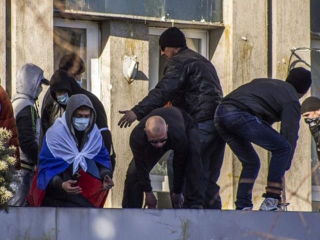 Півтори тисячі людей під УСБУ в Луганську збираються “протриматися” до 5-ї ранку