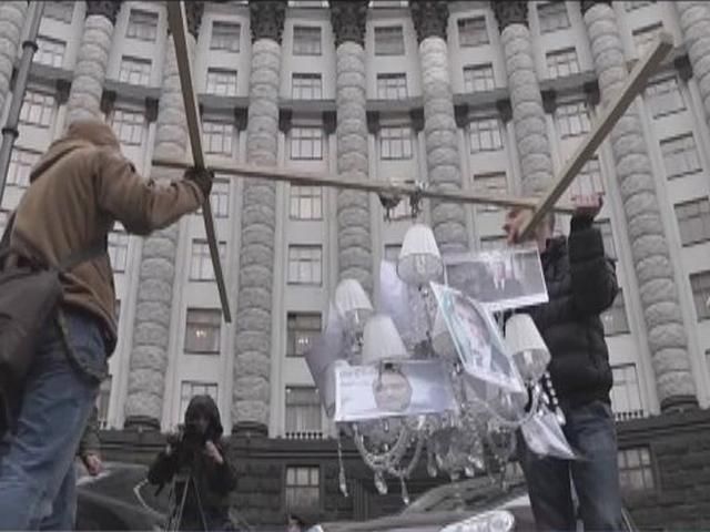 Активісти принесли Яценюку люстру, вимагаючи люстрації