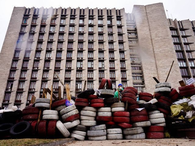 Баррикады под Донецкой ОГА: шины и иконы (Фото) Баррикады под Донецкой ОГА: шины и иконы (Фото)