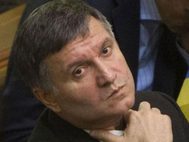 На Донеччині озброєні люди захопили райвідділ міліції (Відео) На Донеччині озброєні люди захопили райвідділ міліції (Відео)