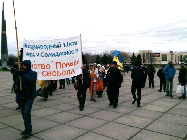 У Луганську люди з українськими прапорами вийшли на марш миру (Відео)