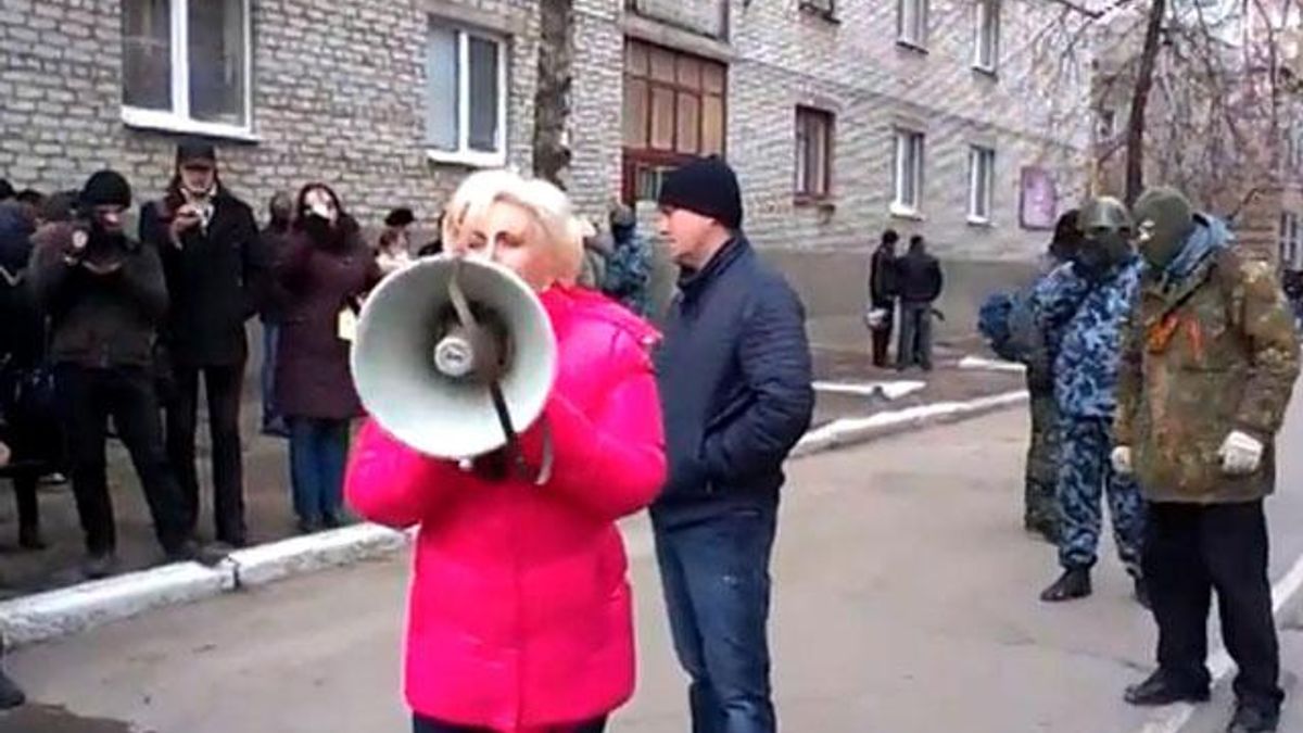 С захватчиками в Славянске ведут переговоры, над городом - вертолеты (Видео) С захватчиками в Славянске ведут переговоры, над городом - вертолеты (Видео)