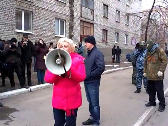 С захватчиками в Славянске ведут переговоры, над городом - вертолеты (Видео)