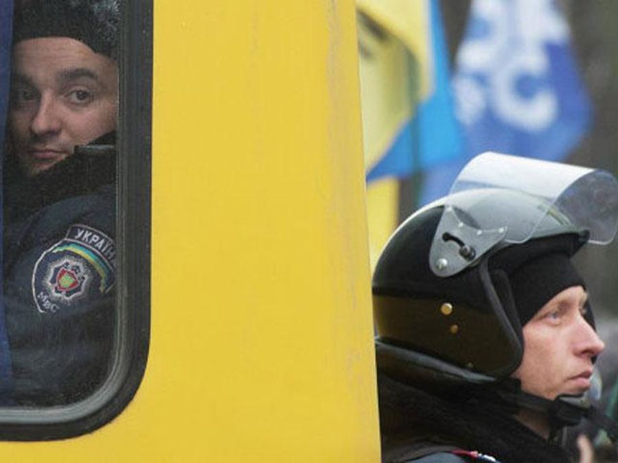 Люди не пускают в Славянск автобусы с милицией Люди не пускают в Славянск автобусы с милицией
