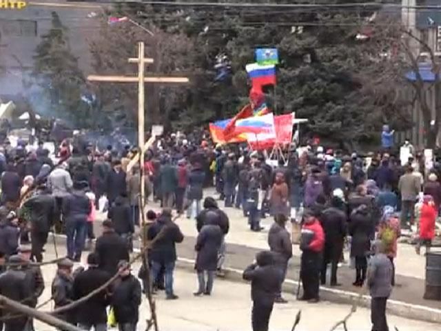Під Луганським УСБУ зібралися прихильники федералізації (Фото)