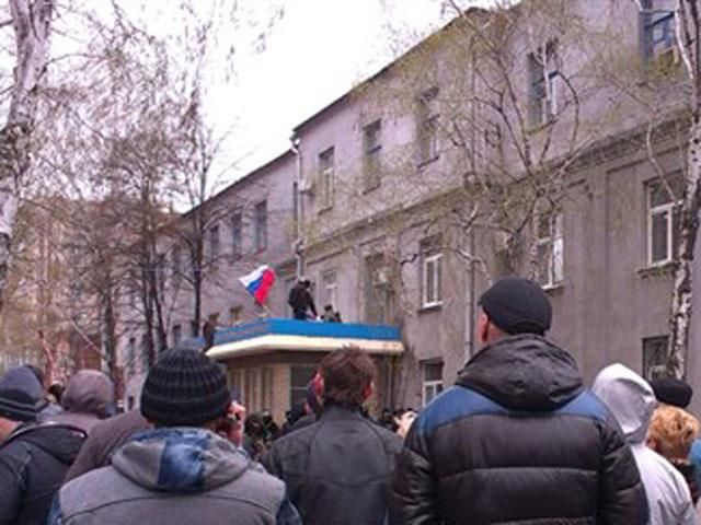 Вооруженные злоумышленники в Славянске захватили милиционеров в заложники