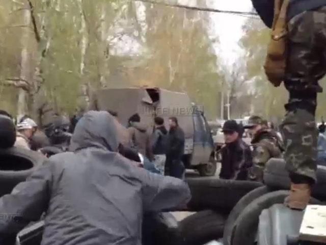 В Славянске уже возвели баррикады В Славянске уже возвели баррикады