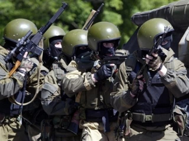 Вооруженные "зеленые человечки" стоят на въезде в Славянск