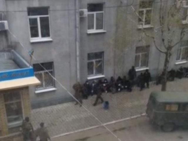 Проросійські активісти залізли у відділок в Слов’янську через вікна (Відео)
