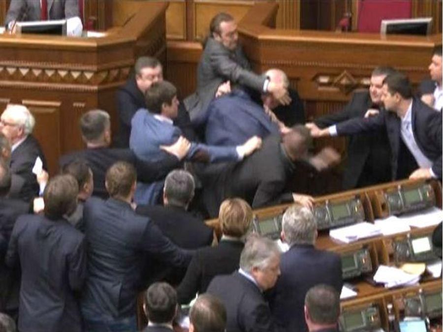 Підсумки тижня: Новоспечена коаліція дала тріщину, люди обіцяють прийти під стіни Ради Підсумки тижня: Новоспечена коаліція дала тріщину, люди обіцяють прийти під стіни Ради