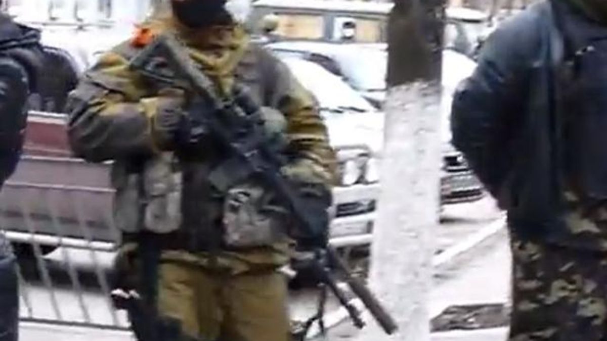 В Славянске "зеленые человечки" захватили журналистов, - СМИ В Славянске "зеленые человечки" захватили журналистов, - СМИ
