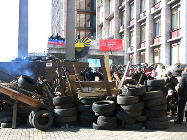 Під Донецьким обласним управлінням міліції "Беркут" з "георгіївськими стрічками" Під Донецьким обласним управлінням міліції "Беркут" з "георгіївськими стрічками"